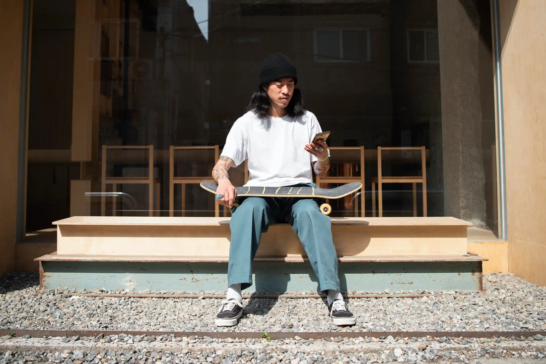 A person wearing a white oversized T-shirt