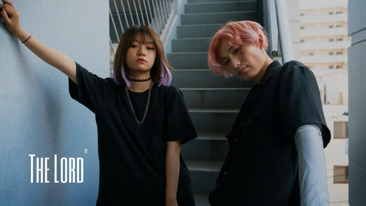 Two people wearing black oversized T-shirts